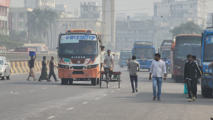 রাজধানীতে যান চলাচল বেড়েছে, ছেড়েছে দূরের বাস